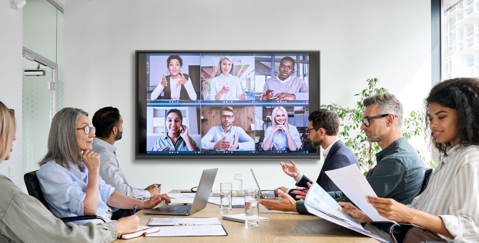 Écran interactif ou vidéoprojecteur : quelle solution choisir pour votre entreprise ?